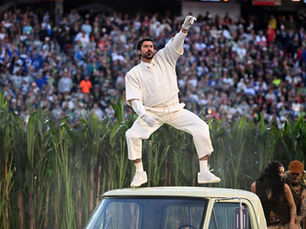 Bad Bunny durante el show de medio tiempo del Super Bowl 2026, con el estadio lleno al fondo; imagen usada para analizar impacto cultural y confianza digital.