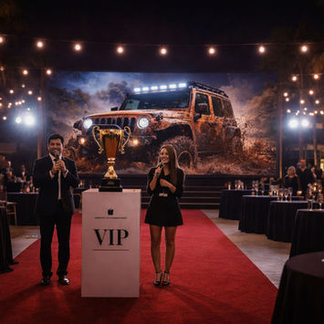 Área VIP de Rally Extremo con ambiente premium, iluminación nocturna y experiencia exclusiva impulsada por digidomtek.