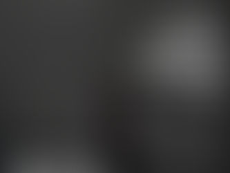 Portada de blog de Digidomtek con fondo oscuro, una mujer de espaldas mirando una pared con una barra de búsqueda y textos sobre el costo de una página web en República Dominicana en 2025. Diseño profesional y estilo editorial moderno.