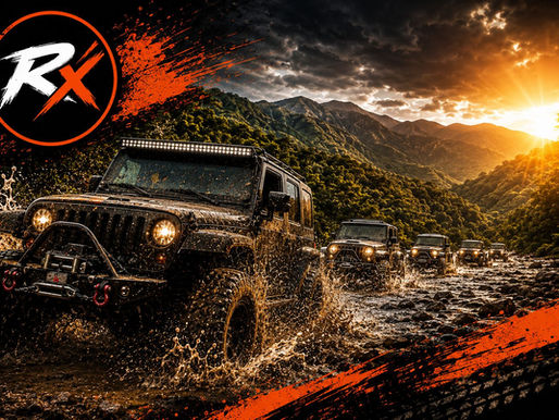 Convoy de vehículos 4x4 atravesando un río rocoso en un paisaje montañoso de Jarabacoa durante el atardecer, representando la aventura y el espíritu off-road de La Vuelta 4x4.