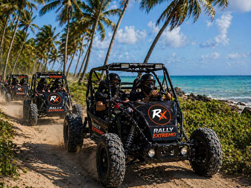 Vehículos 4x4 negros con branding Rally Extremo y logo RX recorriendo una ruta offroad en playa tropical de República Dominicana durante evento extremo de motorsport y aventura
