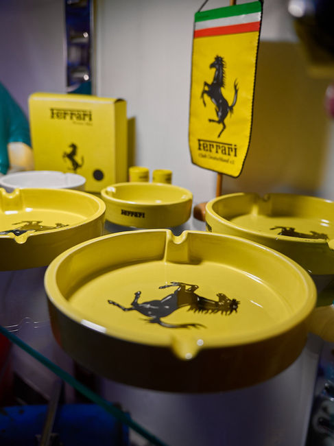Posacenere e oggetti pubblicitari storici Ferrari originali giallo cavallino Maranello