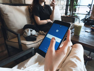 LAS PERSONAS REVISAN MÁS FACEBOOK DURANTE LA COMIDA Y COMERCIALES DE TV
