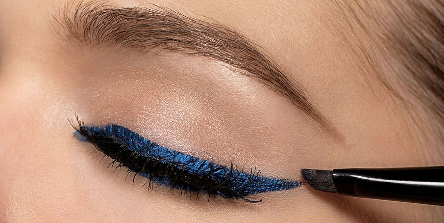 Close up picture of a women eye with matallic blue eyeliner