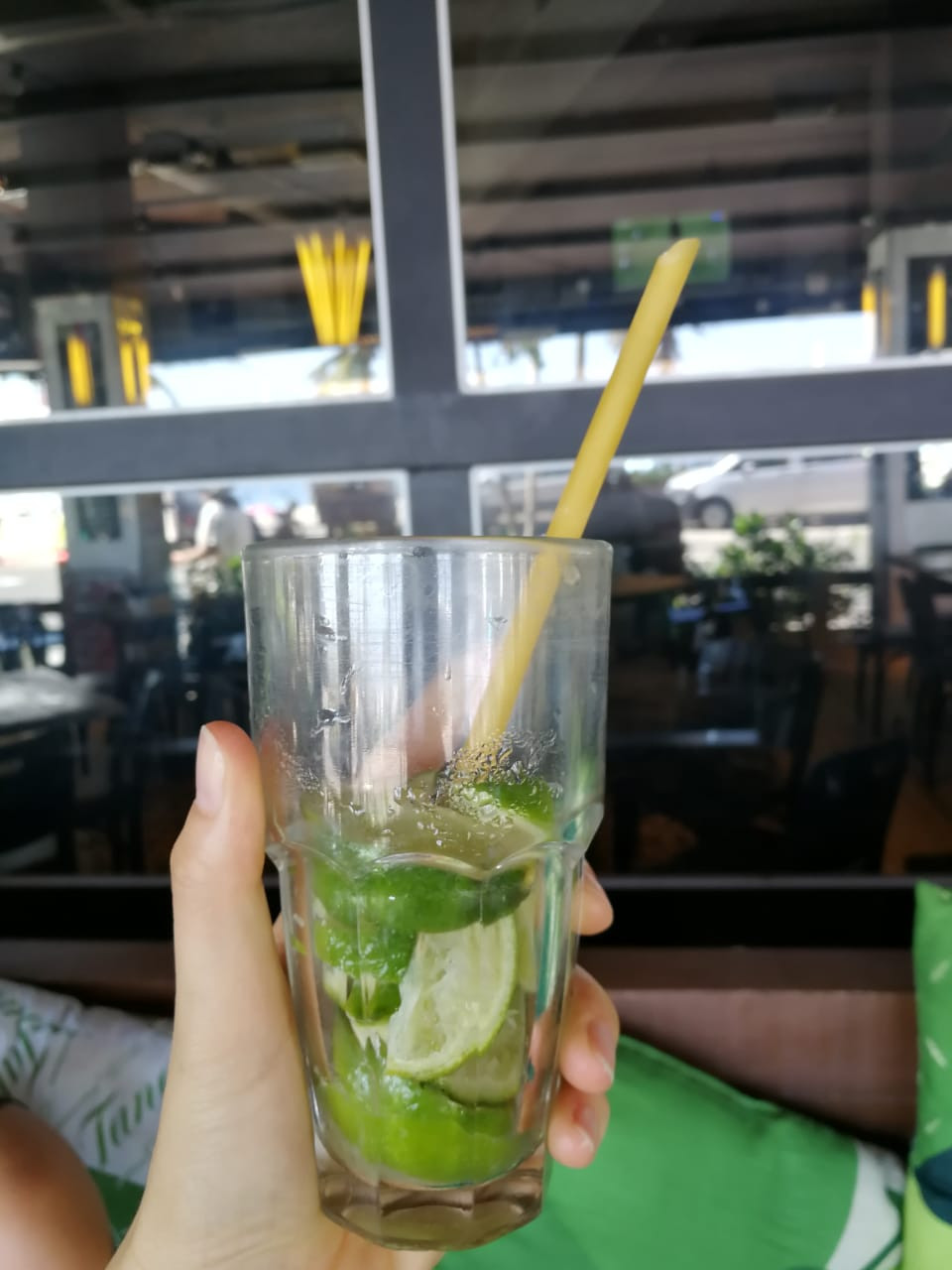 Un vaso de caipirinha con una pajilla de material misterioso.