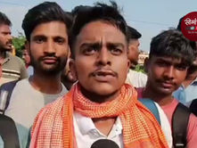 कटिहार रेलवे स्टेशन पर भारी बवाल: मद्य निषेध सिपाही परीक्षा के बाद छात्रों का हंगामा, राजधानी एक्सप्रेस के आगे ट्रैक पर उतरे परीक्षार्थी 