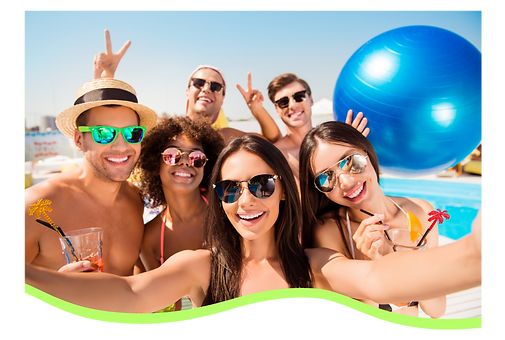 Imagen decorativa de personas en la playa sonriendo