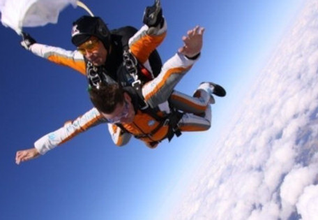 Oryginalny prezent dla niego – Przeżycie: skok ze spadochronem. Prezent Życia