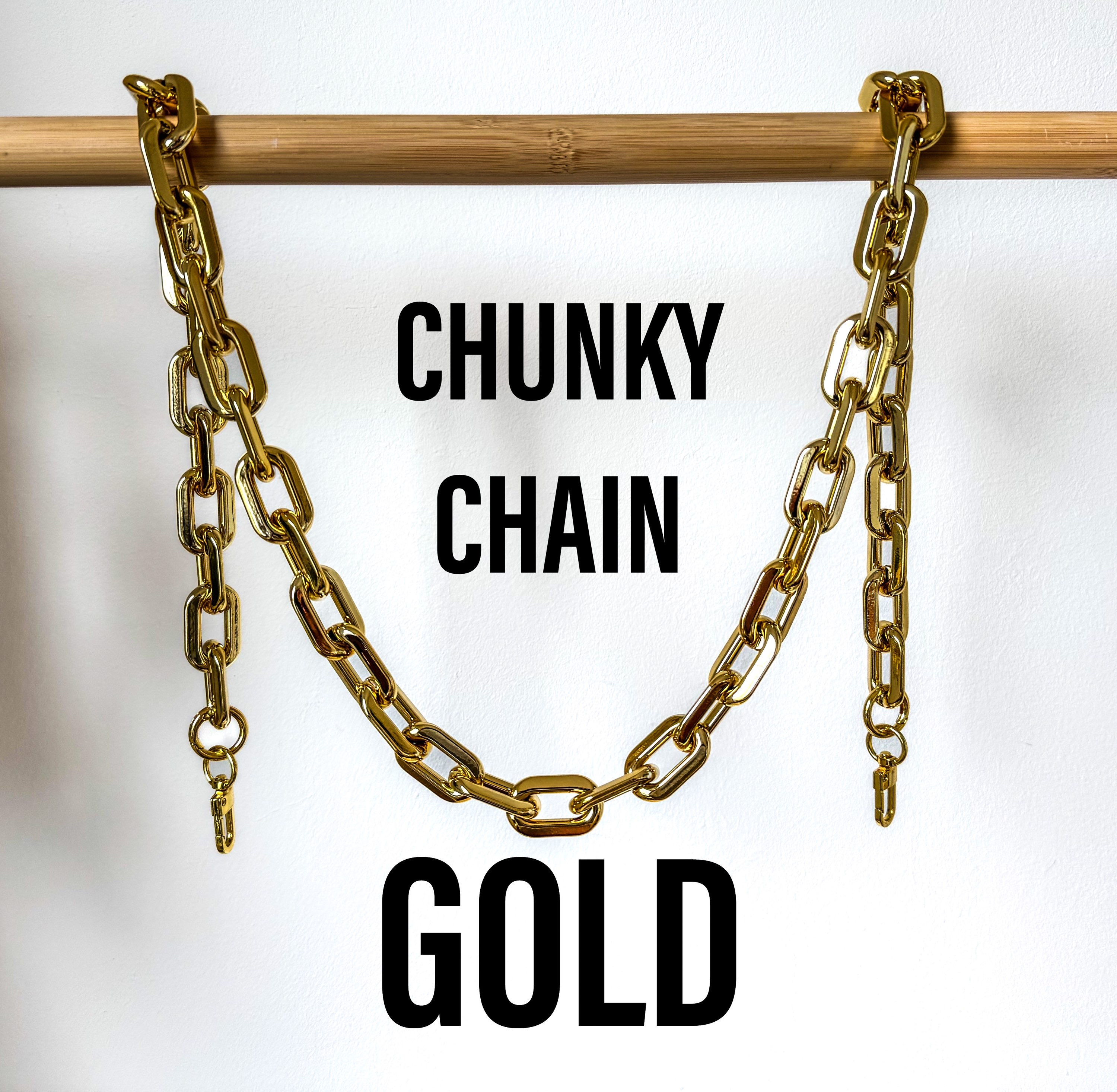 Goldene Acrylkette hängt über einem Bambusstamm das Foto ist beschriftet