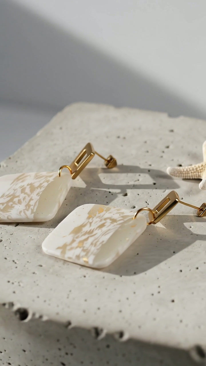 Miniaturbild: Elegante Polymer Clay Ohrringe in Creme & Gold