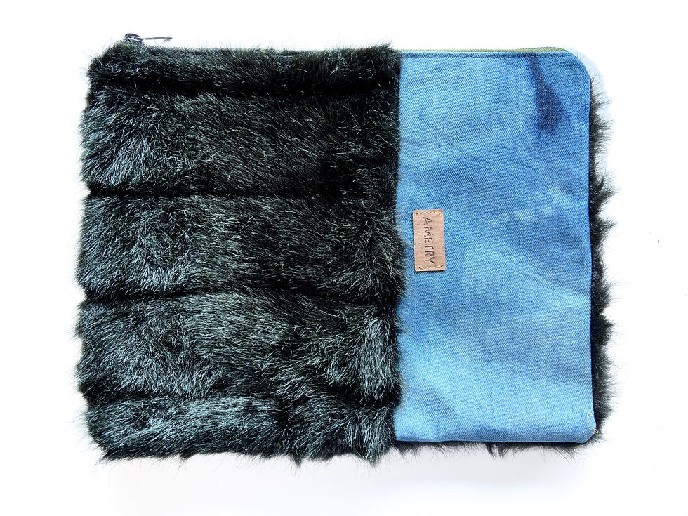 Rechteckige Clutch mit kontrastierendem Design. Eine Hälfte besteht aus dunkelgrauem Kunstfell, die andere aus hellblauem Den