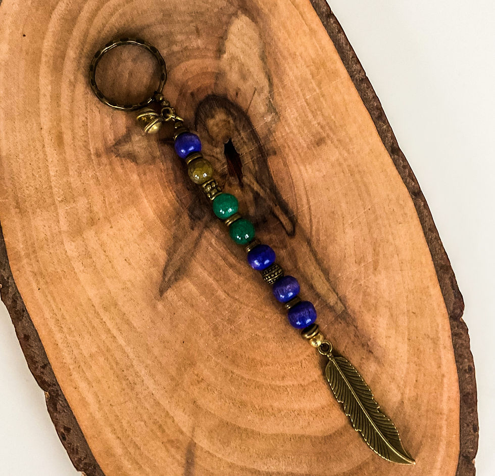 Miniaturbild: Schlüsselanhänger liegt auf einem Holzstück