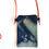 Miniaturbild: Eine gebatikte Hansytasche mit Stickerei aus Jeans, liegt auf einem weißen Hintergrund. Man sieht die Rückseite der Tasche.