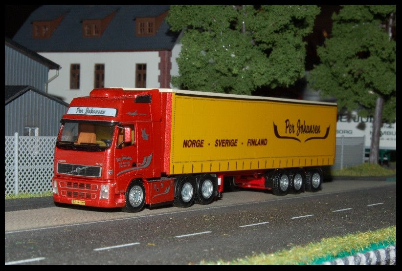 Thumbnail: Per Johansen Volvo FH New XL curtainsider trailer