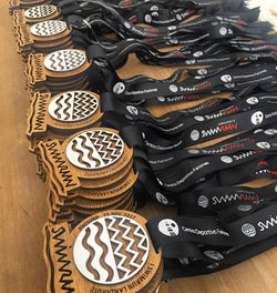 Medallas con doble madera y cinta personalizada