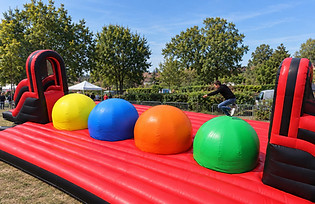 Maxi Wipeout, défi gonflable à obstacles – Cantiani Festa