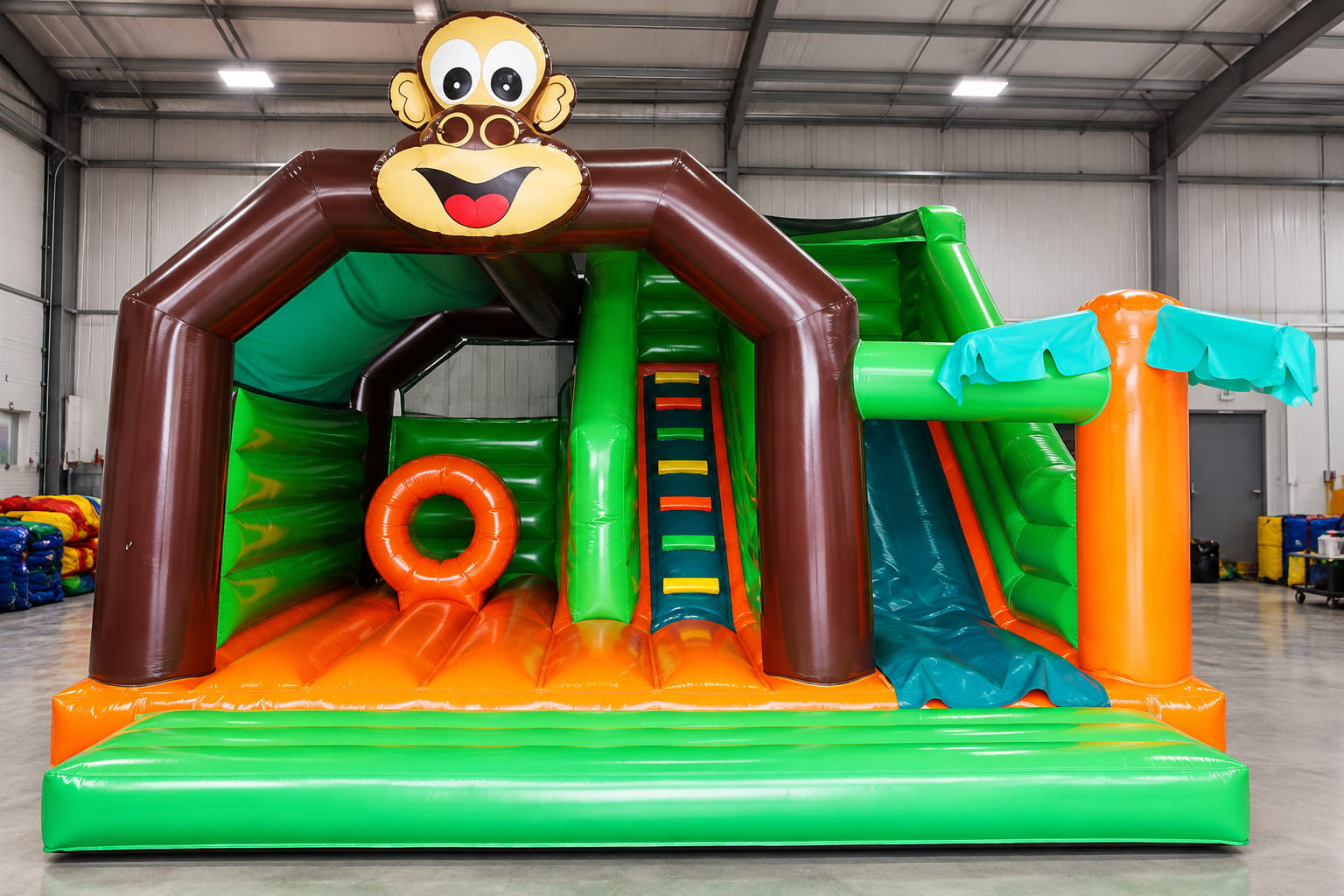 Château gonflable jungle avec tête de singe, toboggan et obstacles, installé en extérieur
