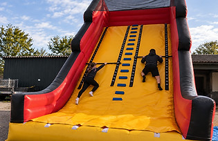 Mur des Champions, défi gonflable d’escalade – Cantiani Festa