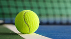 Gros plan d'une balle de tennis