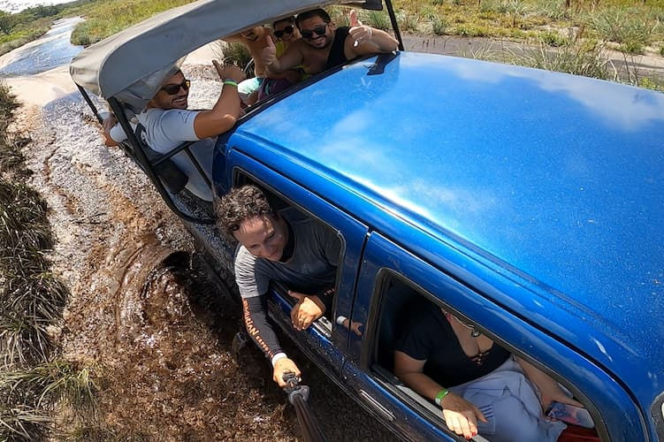Solteiros no passeio de 4x4 de Morro de São Paulopara Garapuá.