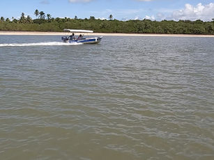 Lancha navegando pelo rio