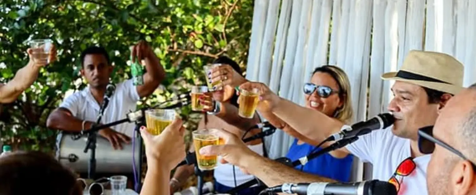 Domingo de Glória em Morro de São Paulo: roda de samba raiz