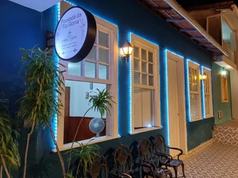Fachada azul da Pousada da Tia Glória