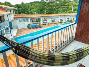 Piscina vista da varanda com rede do hotel Morro da Saudade