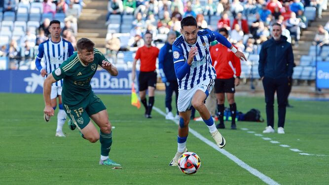 Dani Perejón defendiendo una acción en el Nuevo Colombino.