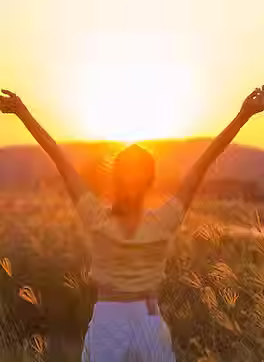 mujer-feliz-libre-disfrutando-naturaleza