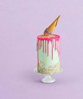 Gâteau d'anniversaire décoré avec cornet de crème glacée