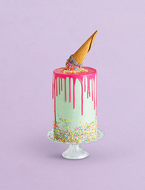 Pastel de cumpleaños decorado con cono d