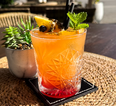 Cocktail aux saveurs tropicales servi à Saint-Béron