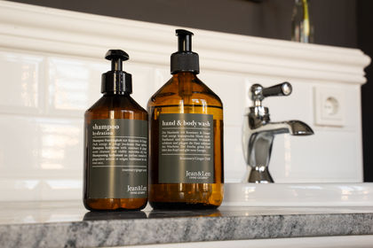 Detailaufnahme des Shampoos neben dem Waschbecken