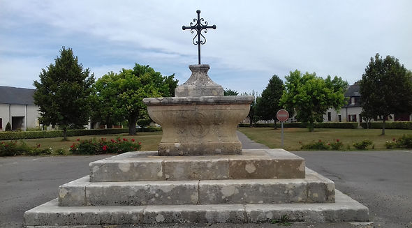 Tombeau de sainte Solange place de la Mairie.