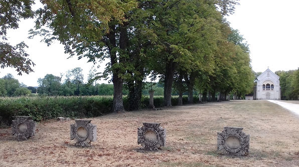 Sainte Solange-Croix des chapiteaux déposées aux abords de la chapelle.