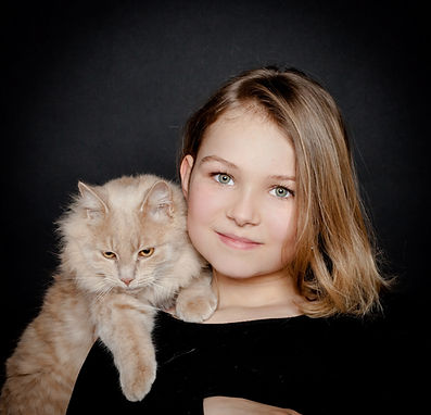 fille et son chat