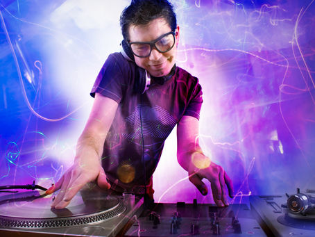 Чтобы заставить человека танцевать необязательно слышать музыку.