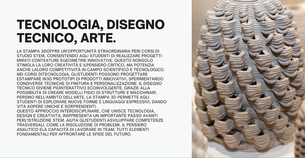 Docenti osservano un oggetto stampato in 3D durante il corso