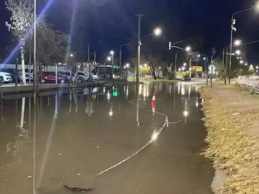 Una pérdida inundó la salida hacia Cipolletti y genera maniobras prohibidas en plena obra de la Mosconi: por donde seguir