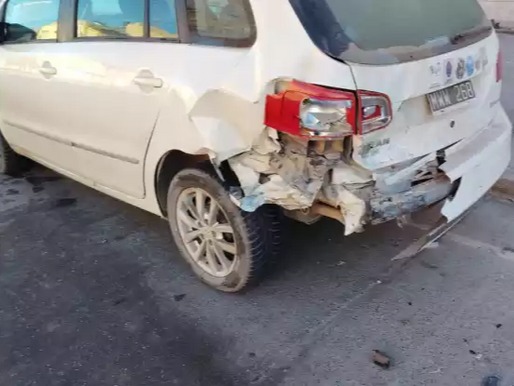 «Es una pista de carreras» a una vecina del barrio Islas Malvinas le chocaron el auto dos veces en el mismo día