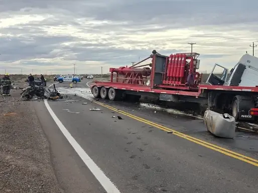 Tragedia en la ruta 51: un joven murió tras chocar de frente contra un camión cerca del Mari Menuco