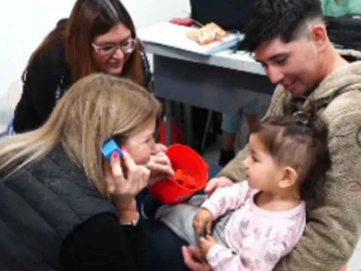 Centenario: Dos niñas neuquinas escucharon por primera vez gracias a implantes cocleares en un centro de salud público