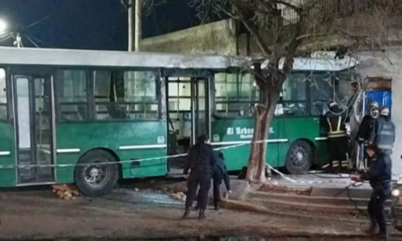 Un colectivero que viajaba sin pasajeros en Temperley chocó contra una casa y murió.