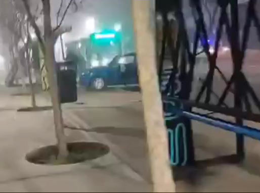 Pudo haber sido una tragedia: Auto impactó contra una garita de colectivos y de milagro salvaron su vida quienes esperaban allí el cole.