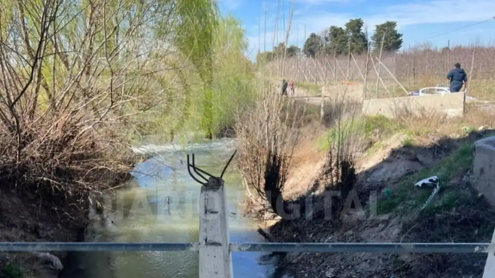 En la zona de Tres Puentes, en Godoy, los efectivos encontraron pertenencias de los jóvenes y la moto en la que se desplazaban. Foto LCR Diario Digital