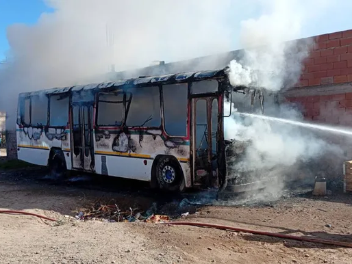 Centenario: un dramático incendio de un colectivo puso en peligro a todo un barrio