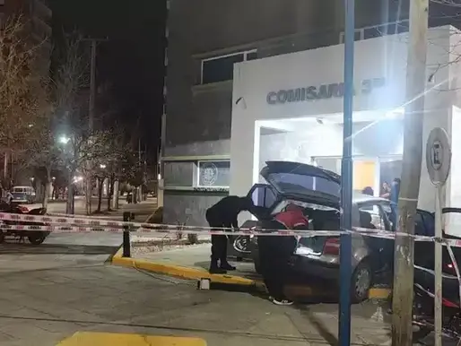 Roca: Incendió su casa, atropelló a una motociclista y estrelló su auto contra una comisaría alertando tener una bomba