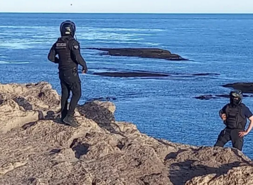 Rescataron a una mujer cuando estaba a punto de ser arrojada al mar: había sido secuestrada y maniatada