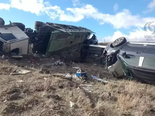 Vuelco de un camión «mosquito» en la Bajada de Collón Curá dejó autos tirados en la ruta